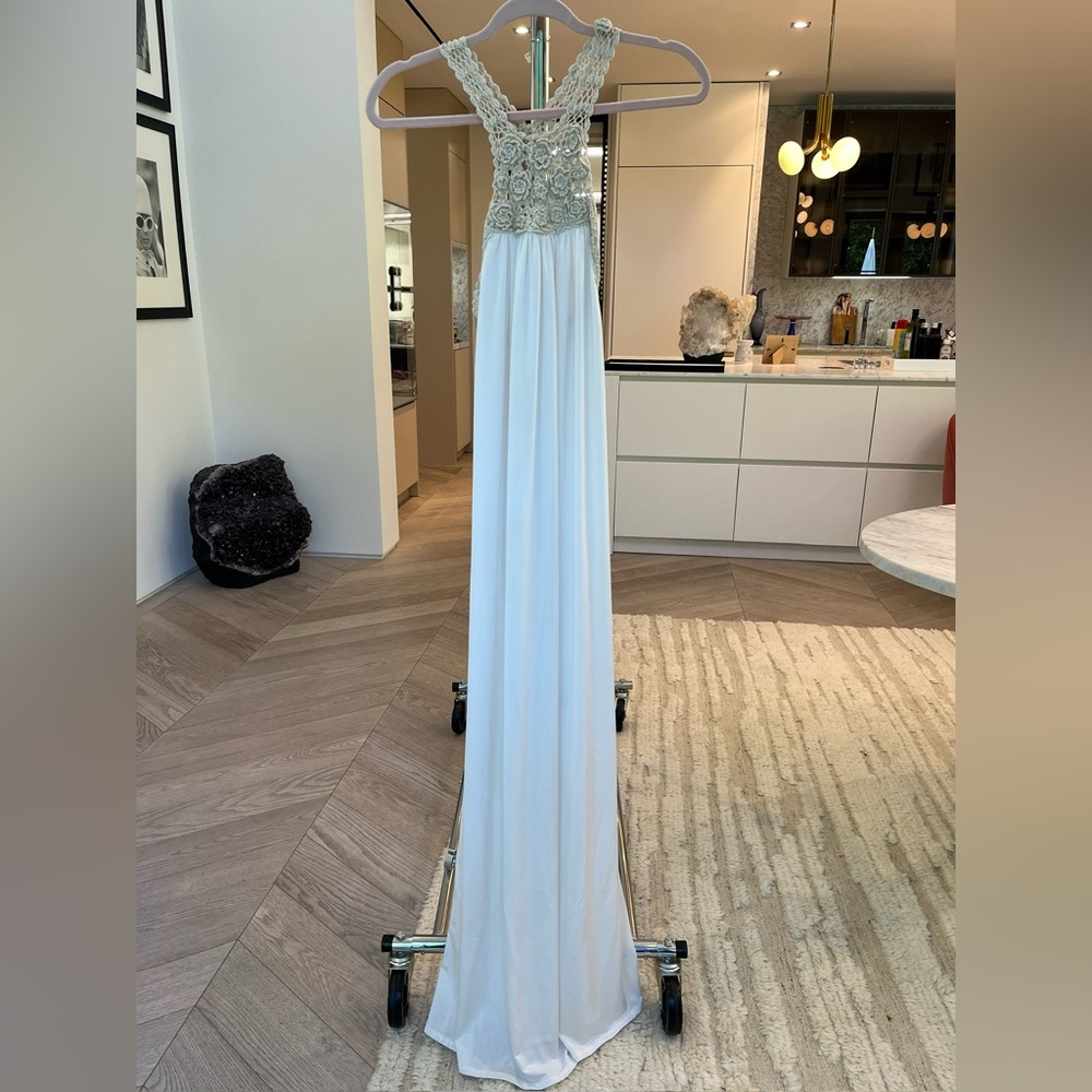 Elegant White Sleeveless Dress